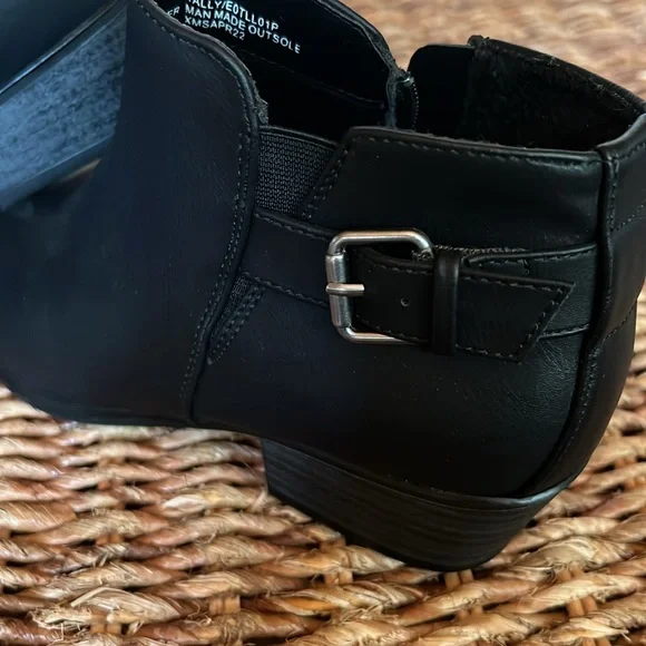 Spirit anklet boots size 8, medium. - Picture 3 of 6